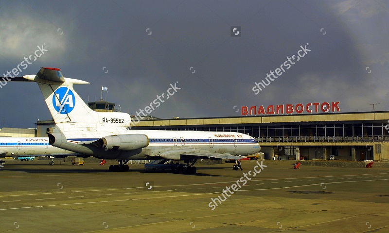 ТУ-154Б" RA-85562 аэропорт Владивосток ноябрь 2002 г. © Photo Credit Mark H. Milstein